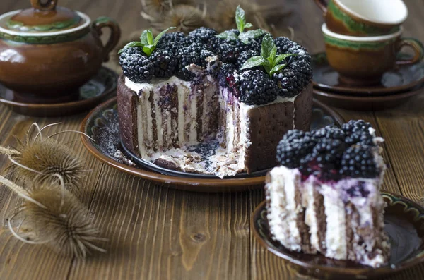 カードクリームとブラックベリーで焼かずのケーキ — ストック写真