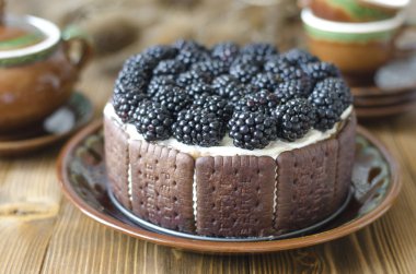 Lor krema ve böğürtlen ile pişirme olmadan Kek  