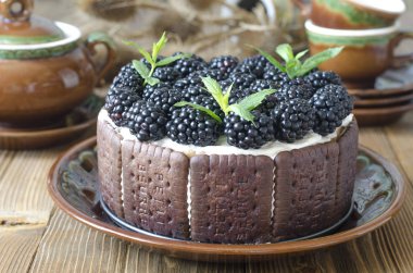 Lor krema ve böğürtlen ile pişirme olmadan Kek  