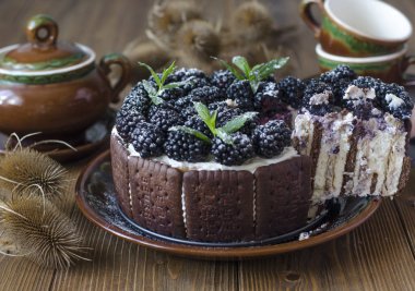 Lor krema ve böğürtlen ile pişirme olmadan Kek  