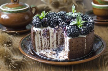 Lor krema ve böğürtlen ile pişirme olmadan Kek  