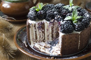 Lor krema ve böğürtlen ile pişirme olmadan Kek  