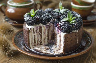 Lor krema ve böğürtlen ile pişirme olmadan Kek  