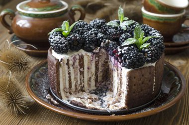 Lor krema ve böğürtlen ile pişirme olmadan Kek  