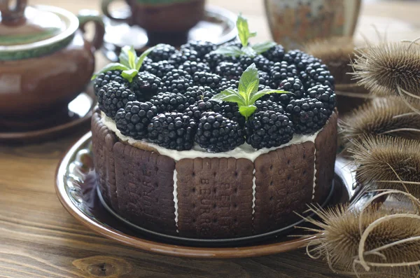 Lor krema ve böğürtlen ile pişirme olmadan Kek  