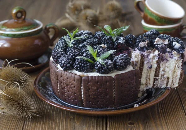 Lor krema ve böğürtlen ile pişirme olmadan Kek  