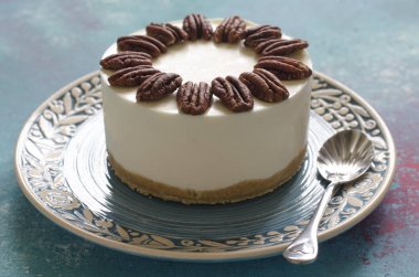 Mavi peynir ve pekan ile pişirme olmadan Cheesecake  