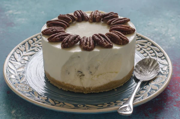 Cheesecake zonder bakken met blauwe kaas en pecanen — Stockfoto