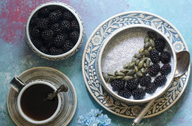 Böğürtlen ve Kabak Çekirdeği Chia Puding  