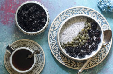 Böğürtlen ve Kabak Çekirdeği Chia Puding  