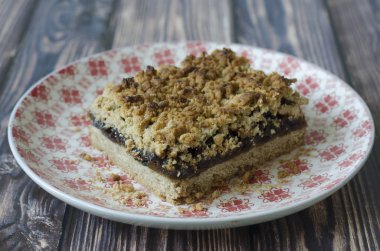 bir tabakta elma reçeli ile crumble pasta  