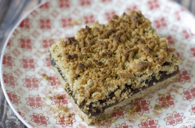 bir tabakta elma reçeli ile crumble pasta  