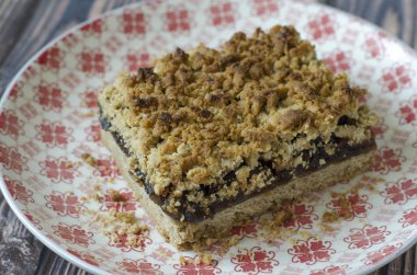 bir tabakta elma reçeli ile crumble pasta  