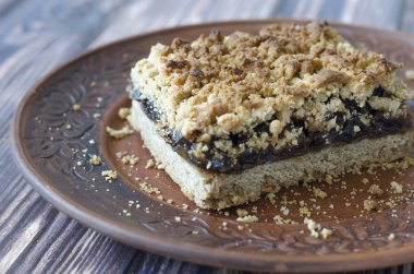 bir tabakta elma reçeli ile crumble pasta  