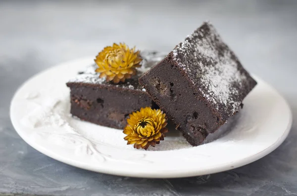 Brownies auf Apfelmus und Dinkelmehl mit Blüten — Stockfoto