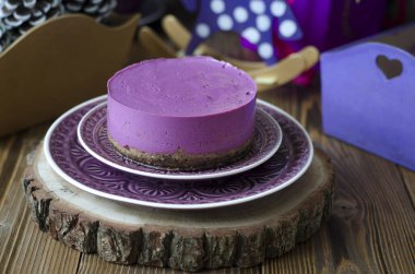 Acai Pudrası ve Pamuk Şekeri ile pişirmeden peynirli kek.