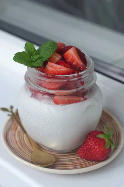 Panna Cotta Lait Coco Avec Fraises Menthe — Photo