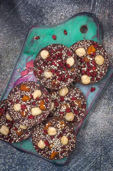 Hausgemachte Schokolade Mit Haselnüssen Und Getrockneten Aprikosen lizenzfreie Stockfotos