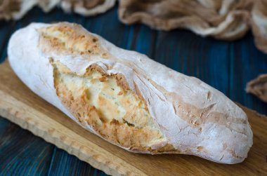 Tahtasında çatlaklar olan çıtır ekmekler.  