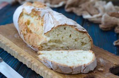 Tahtasında çatlaklar olan çıtır ekmekler.  