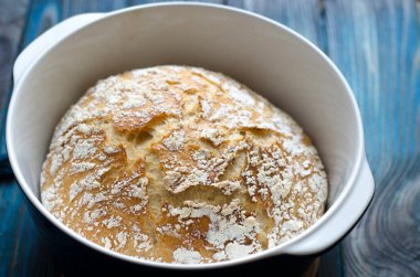 Ev yapımı ekmek dökme demir bir tavada pişirilir.  