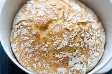 Ev yapımı ekmek dökme demir bir tavada pişirilir.  