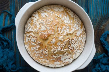 Ev yapımı ekmek dökme demir bir tavada pişirilir.  