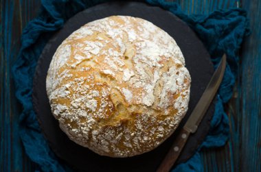 Ev yapımı ekmek dökme demir bir tavada pişirilir.  