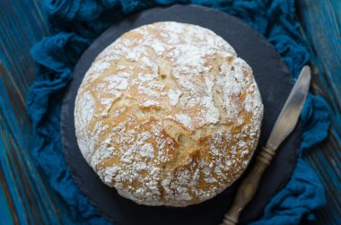 Ev yapımı ekmek dökme demir bir tavada pişirilir.  