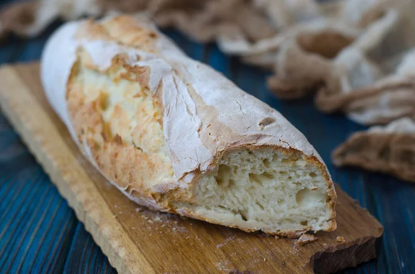 Knuspriges Baguette Mit Rissen Auf Dem Brett — Stockfoto