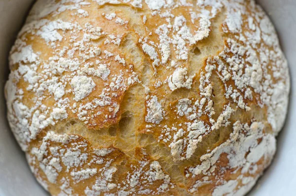 Hausgemachtes Brot Einer Gusseisernen Pfanne Gekocht — Stockfoto