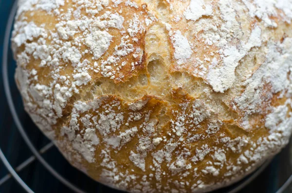 Hausgemachtes Brot Einer Gusseisernen Pfanne Gekocht — Stockfoto