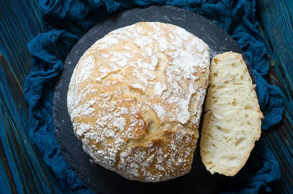 Hausgemachtes Brot Einer Gusseisernen Pfanne Gekocht — Stockfoto