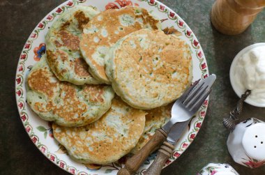 Ekşi kremalı ve dereotlu kabaklı gözleme.  