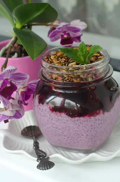 Budino Chia Con Acai Cherry Granola — Foto Stock