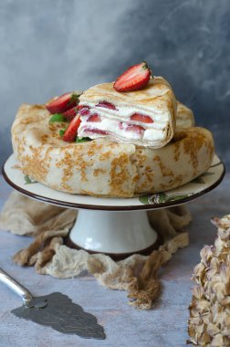 Krem peynirli ve çilekli krep.  