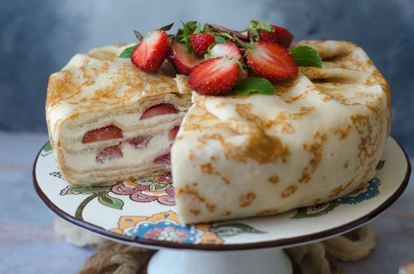 치즈와 딸기를 곁들인 팬케이크 — 스톡 사진