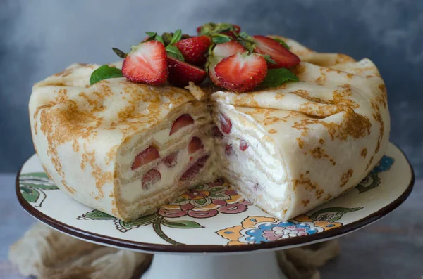 치즈와 딸기를 곁들인 팬케이크 — 스톡 사진
