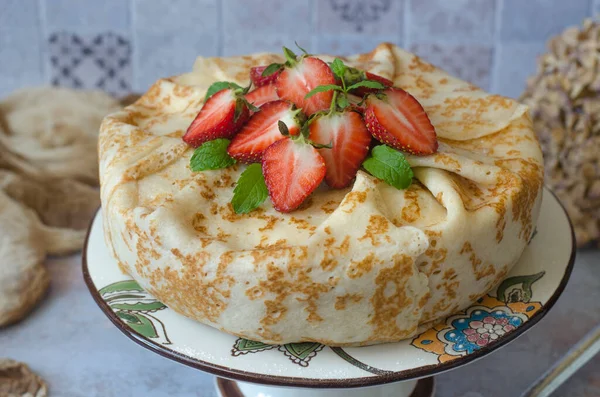 Pfannkuchen Mit Frischkäse Und Erdbeeren lizenzfreie Stockbilder