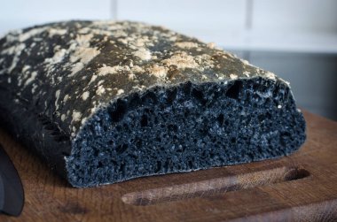 Tahtada dilimlenmiş İtalyan siyah ciabatta ekmeği  