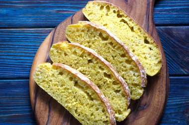 Tahtada dilimlenmiş İtalyan sarı ciabatta ekmeği    