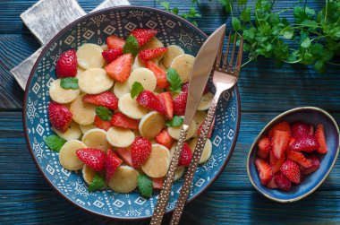 Kahvaltıda çilekli ve naneli mini gözleme.  