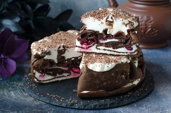 Pfannkuchenkuchen Mit Frischkäse Und Kirschen lizenzfreie Stockfotos