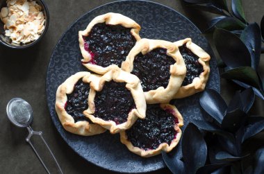 Frenk üzümlü ve fındıklı bisküvi.  