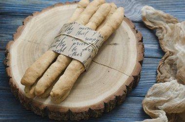 İtalyan Grissini çubukları biberiye ve kekik ile   