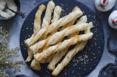 Peynir ve baharatlı puf çubukları.  