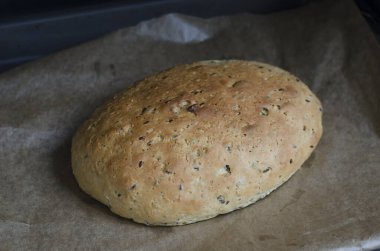 Evdeki maya üzerindeki süt ekmeği tahtadaki kırmızı formda.    