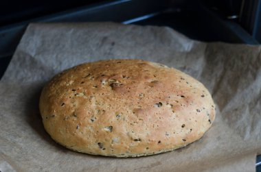 Evdeki maya üzerindeki süt ekmeği tahtadaki kırmızı formda.    