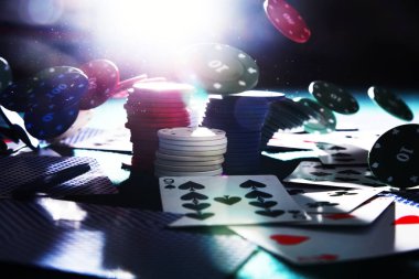 Casino oyun kağıdı masaya düşen cips