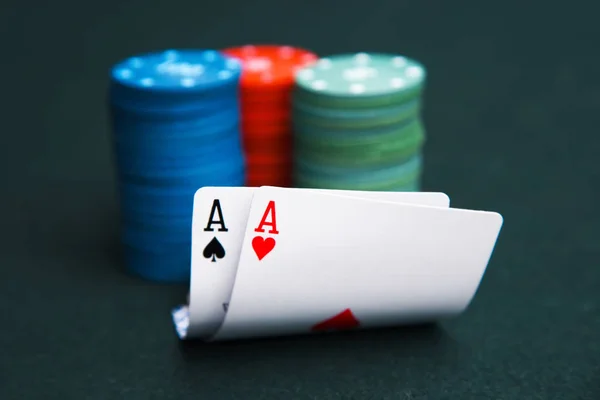 カード カジノのゲーム テーブル上のチップのスタック — ストック写真